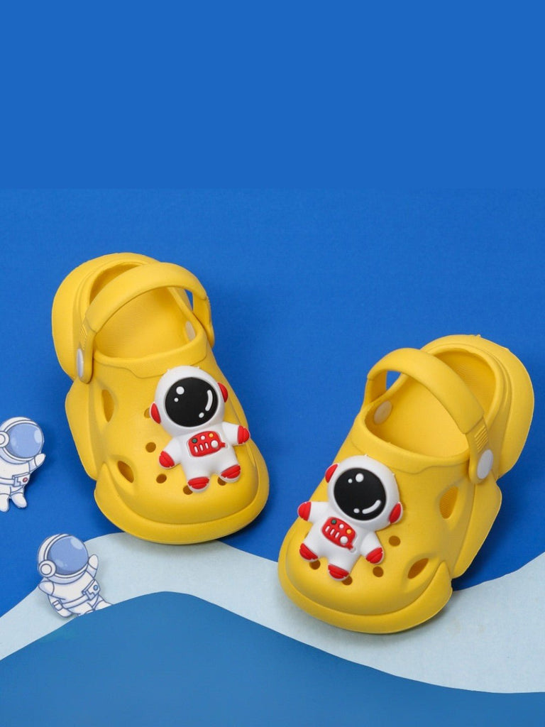 3D_Astronaut_Motif_Clogs_for_Boys-_Creative_Image