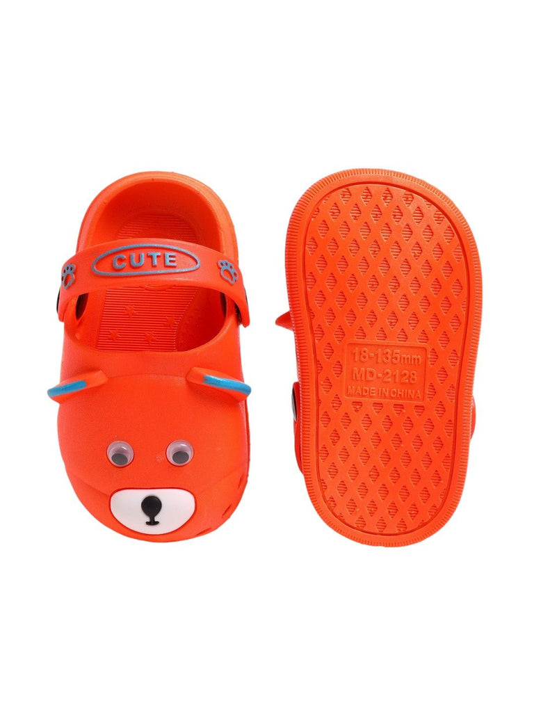 Bright orange bear-themed clogs for children, featuring a comfortable fit and charming details.-up