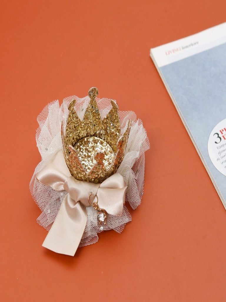 A creative display of Yellow Bee's Golden Crown Hair Clip against a pastel backdrop, showcasing its beauty and style.