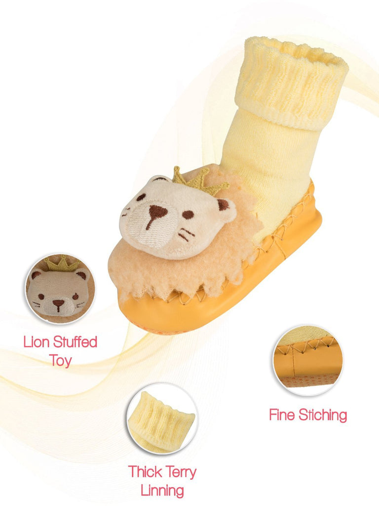 Detailed infographic of yellow baby moccasin socks showing lion design and key features.