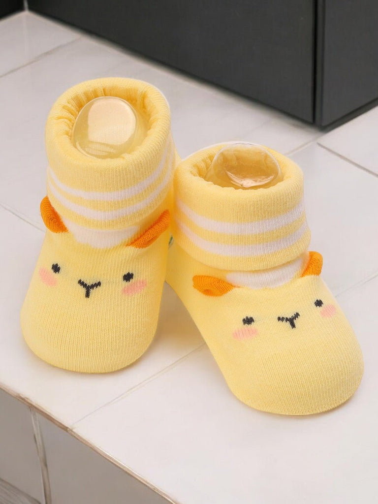 Yellow_Lamb_Baby_Socks_with_Stripes_Creative_View