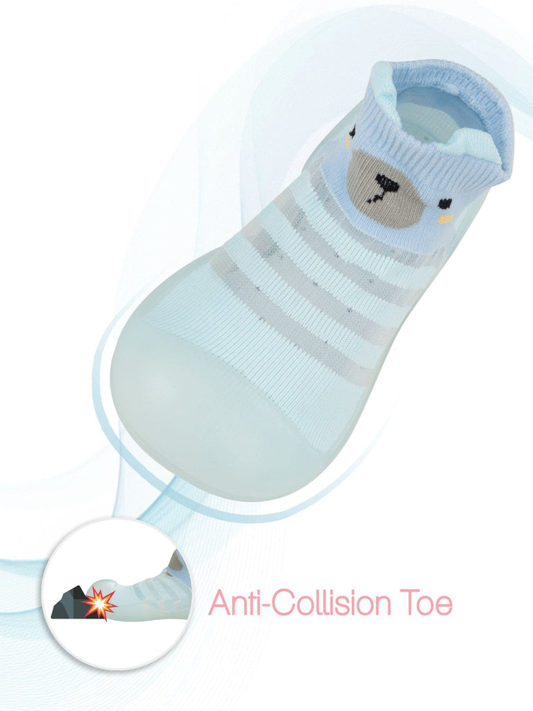 Highlighting the anti-collision toe feature of Yellow Bee's breathable socks for boys.