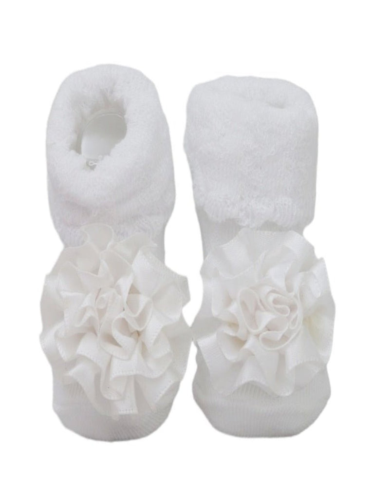 White baby socks adorned with a classic white floral decoration, perfect for any outfit.