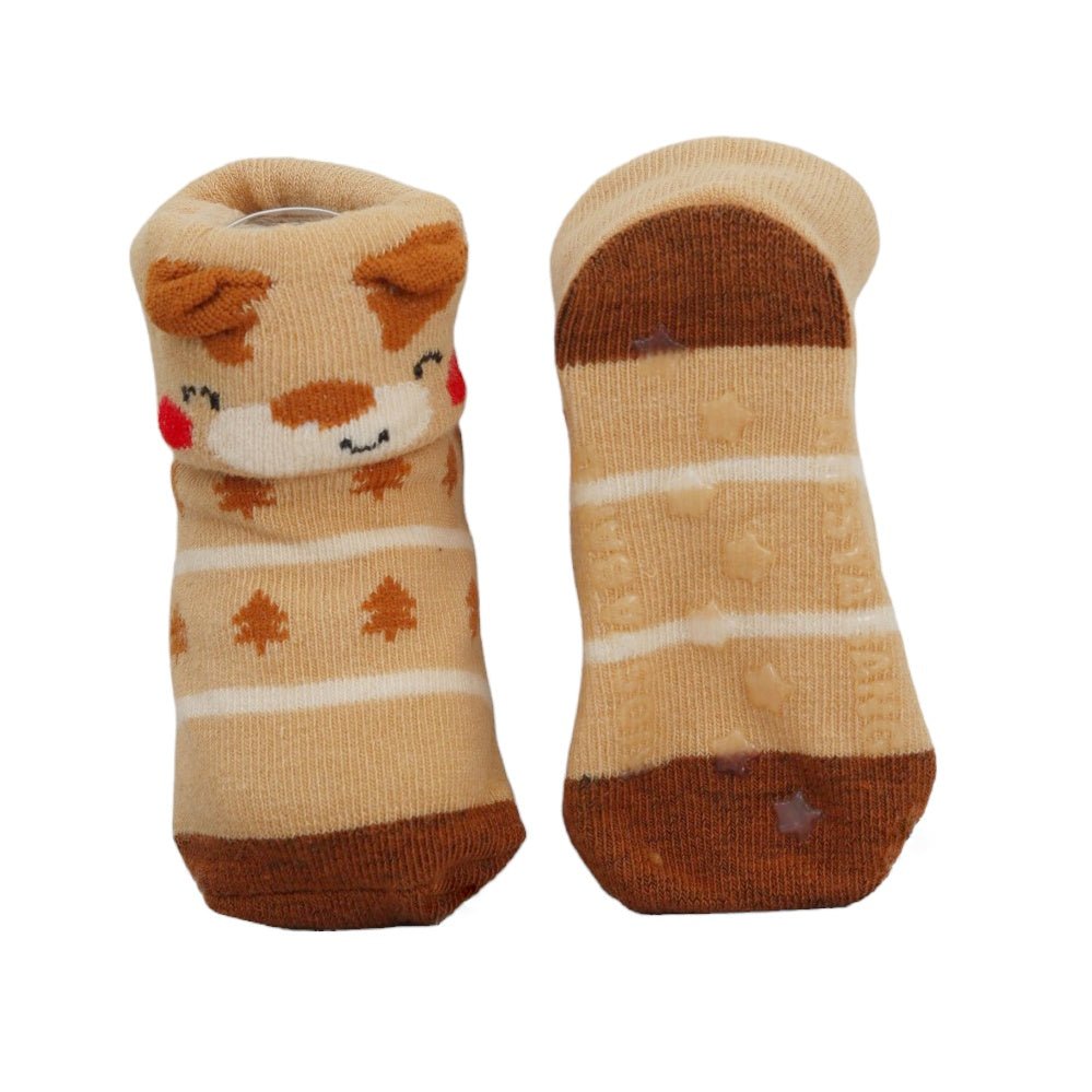 Neutral-toned socks with giraffe motifs and non-skid bottoms for infants.