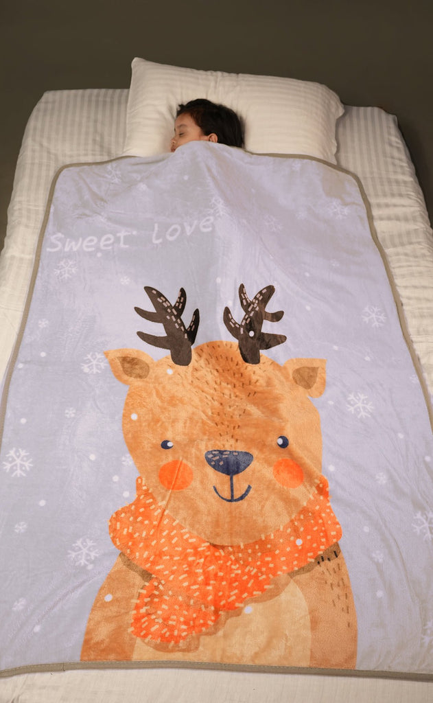 Child Enjoys Cozy Warmth of Yellow Bee Reindeer Blanket, 100 * 140 cm