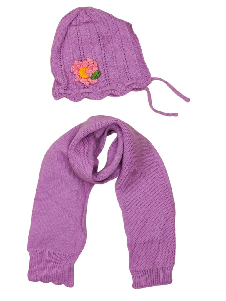  Complete set of purple knitted beanie and scarf for toddler girls, with delicate floral embellishment.