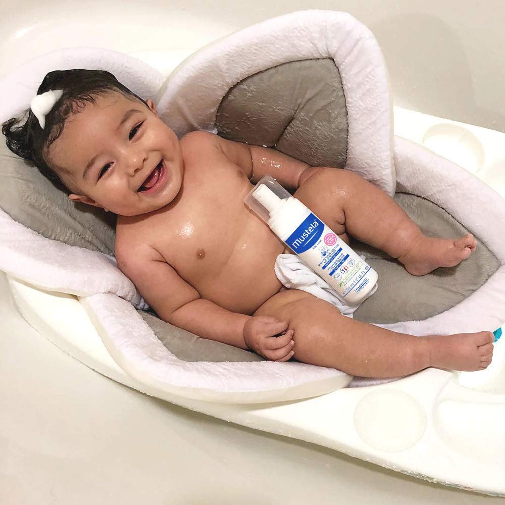 Joyful baby during bath time with Mustela's foam gentle shampoo for a fun cleansing routine