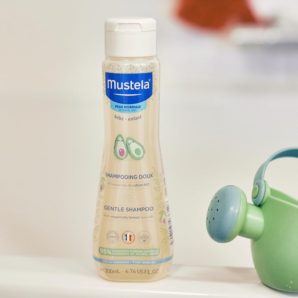 Infographic image highlighting the natural avocado perseose and tear-free formula in Mustela Gentle Baby Shampoo