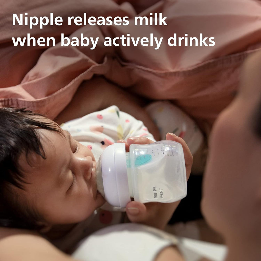 Infant feeding from Philips Avent SCY670/01, showcasing the nipple’s milk release on active drinking.