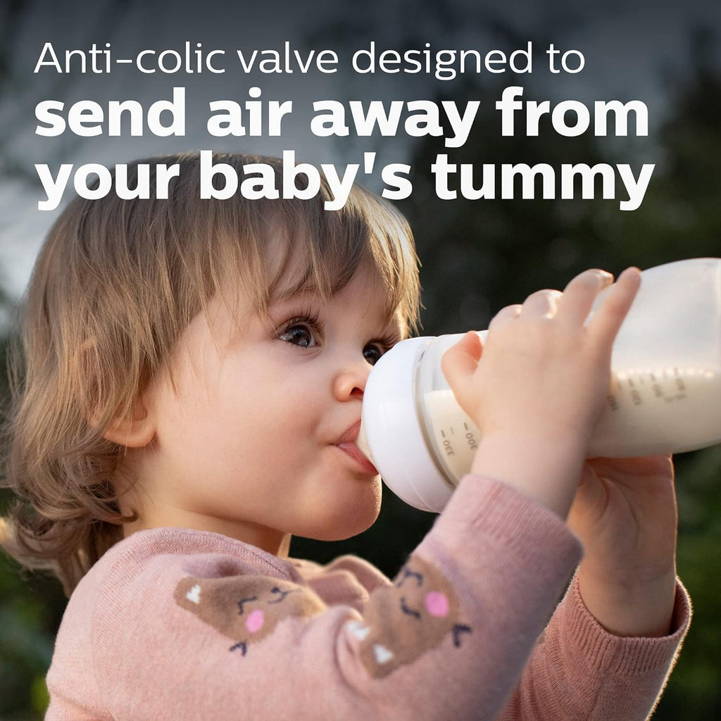 Baby feeding effortlessly from Philips Avent SCY903/67 with anti-colic valve design.