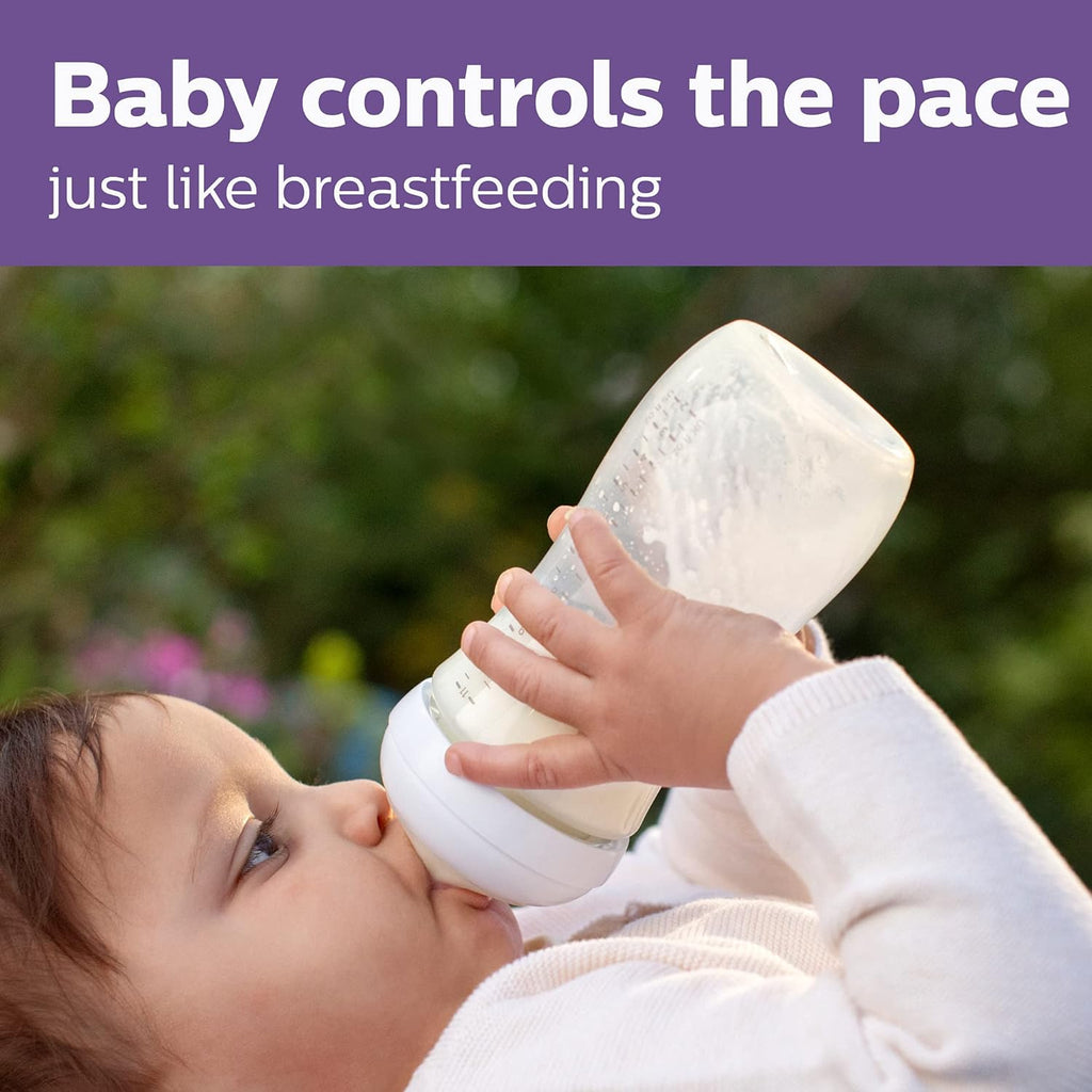 Little one holding Philips Avent SCY903/67 baby bottle, simulating natural breastfeeding rhythm.