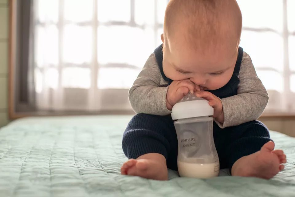 Self-feeding Baby with Philips Avent SCY903/02 Baby Bottle