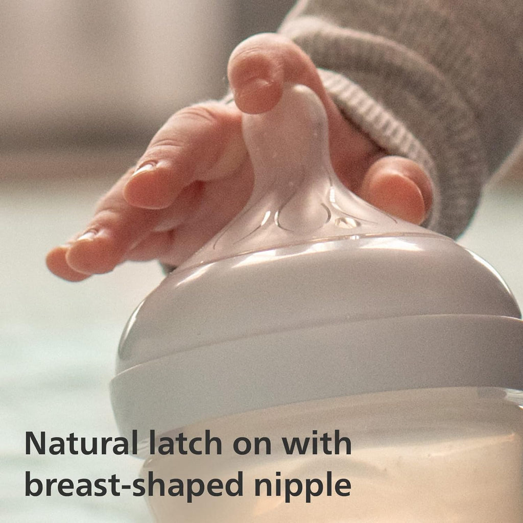 Baby achieving natural latch with Philips Avent breast-shaped teat SCY 962/02