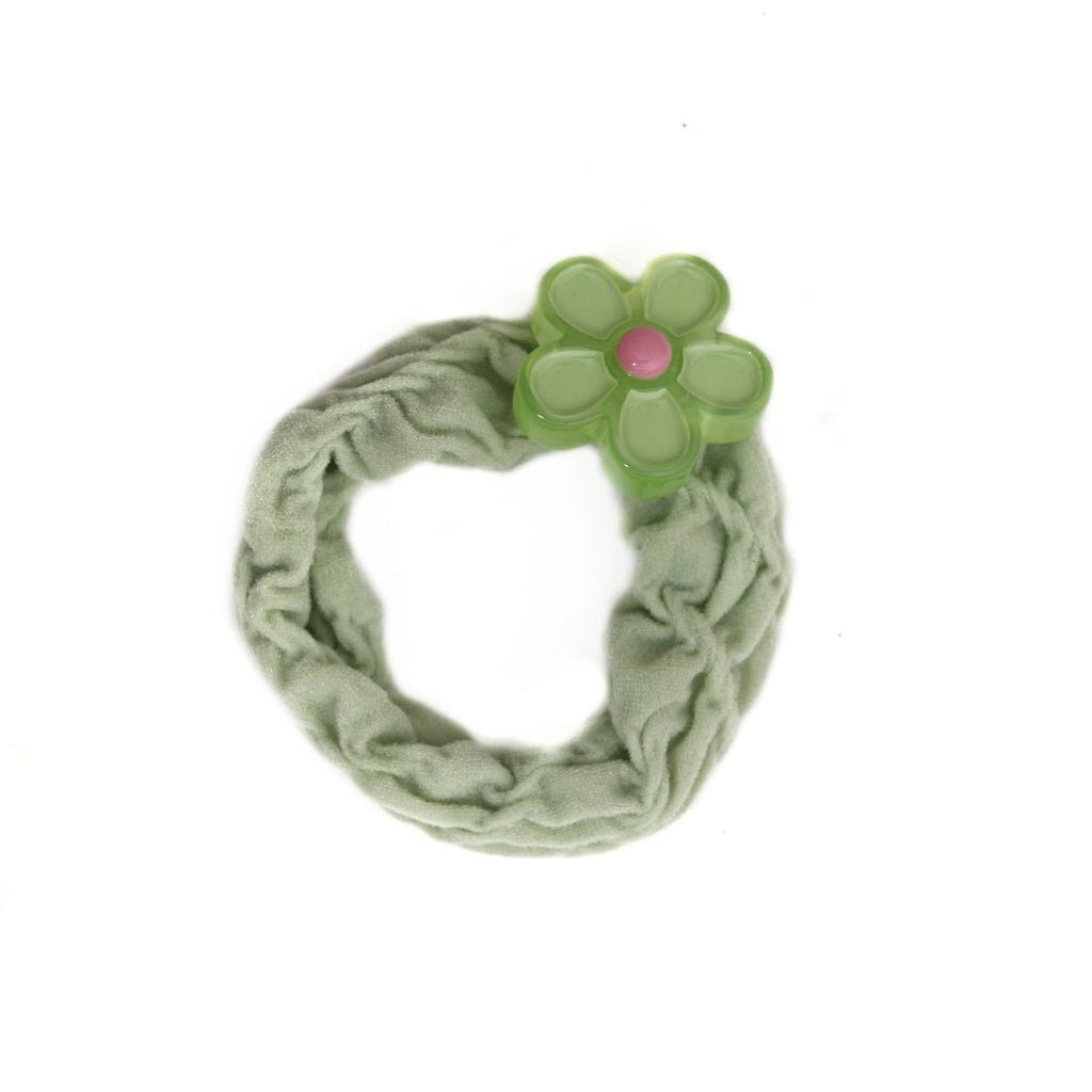 Fresh green rubber band with a flower accent, adding a touch of nature to hairstyles by Yellow Bee.