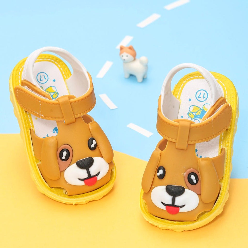Cheerful brown puppy applique sandals with yellow accents for toddlers against a playful backdrop.