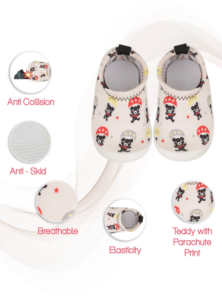 Features of Yellow Bee sock shoes with teddy bears and parachutes design